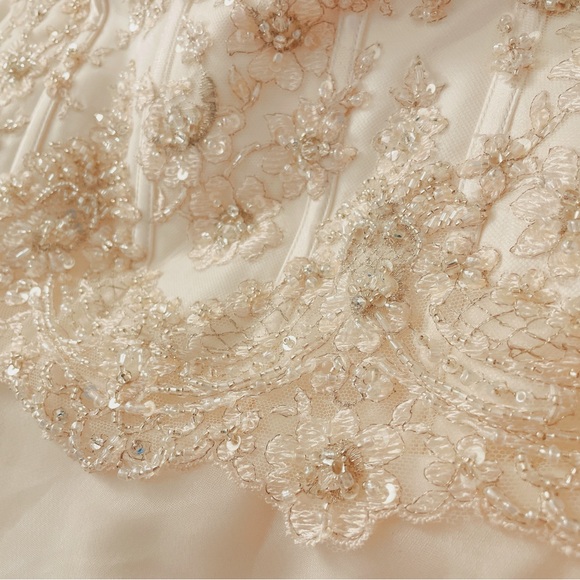 Custom made French lace wedding gown size 4-6 come with matching head piece - Picture 4 of 14